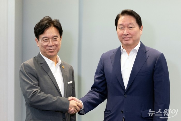 김영훈 고용노동부 장관이 24일 오후 서울 중구 대한상공회의소에서 최태원 대한상공회의소 회장과 악수하고 있다. 사진=이수길 기자 Leo2004@newsway.co.kr