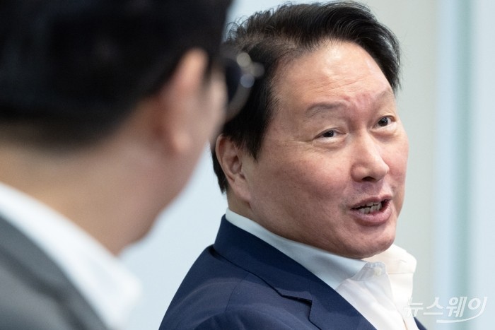 최태원 대한상공회의소 회장이 24일 오후 서울 중구 대한상공회의소에서 김영훈 고용노동부 장관과 대화하고 있다. 사진=이수길 기자 Leo2004@newsway.co.kr