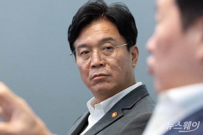 김영훈 고용노동부 장관이 24일 오후 서울 중구 대한상공회의소에서 최태원 대한상공회의소 회장의 발언을 듣고 있다. 사진=이수길 기자 Leo2004@newsway.co.kr