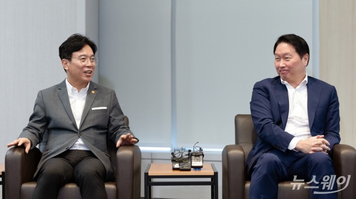 김영훈 고용노동부 장관이 24일 오후 서울 중구 대한상공회의소에서 최태원 대한상공회의소 회장과 대화하고 있다. 사진=이수길 기자 Leo2004@newsway.co.kr