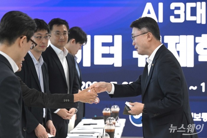 류제명 과학기술정보통신부 2차관이 25일 오전 서울 마포구 SW마에스트로에서 열린 AI 3대 강국을 위한 데이터 규제혁신 현장 간담회에 참석해 참석자와 인사를 하고 있다. 사진=강민석 기자 kms@newsway.co.kr