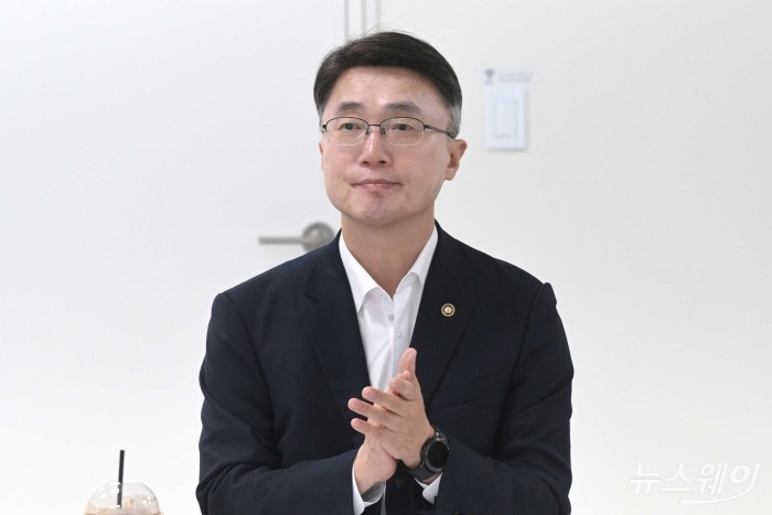 류제명 과학기술정보통신부 2차관이 25일 오전 서울 마포구 SW마에스트로에서 열린 AI 3대 강국을 위한 데이터 규제혁신 현장 간담회에서 박수를 치고 있다. 사진=강민석 기자 kms@newsway.co.kr