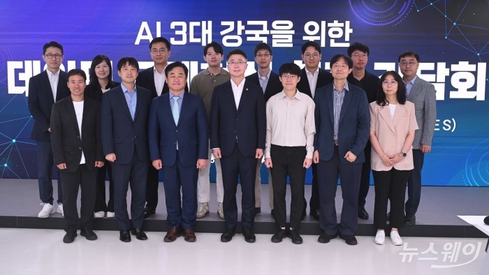 (앞 줄 중앙)류제명 과학기술정보통신부 2차관을 비롯한 참석자들이 25일 오전 서울 마포구 SW마에스트로에서 열린 AI 3대 강국을 위한 데이터 규제혁신 현장 간담회에서 기념촬영을 하고 있다. 사진=강민석 기자 kms@newsway.co.kr
