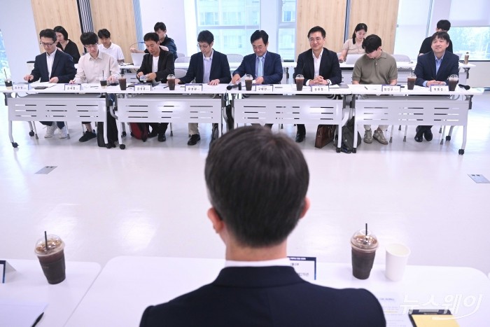 (오른쪽 첫 번째부터)최홍섭 마음AI 대표와 정진우 트웰브랩스 공동창업자 이사, 송호철 더존비즈온 대표, 구태언 법무법인 린 변호사, 유성원 루닛 CTO, 김성훈 업스테이지 대표, 김세엽 셀렉트스타 대표가 25일 오전 서울 마포구 SW마에스트로에서 열린 AI 3대 강국을 위한 데이터 규제혁신 현장 간담회에 참석해 류제명 과학기술정보통신부 2차관의 모두발언을 경청하고 있다. 사진=강민석 기자 kms@newsway.co.kr
