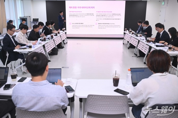 구태언 법무법인 린 변호사가 25일 오전 서울 마포구 SW마에스트로에서 열린 AI 3대 강국을 위한 데이터 규제혁신 현장 간담회에서 '데이터 제도 개선 방안' 주제로 발표하고 있다. 사진=강민석 기자 kms@newsway.co.kr