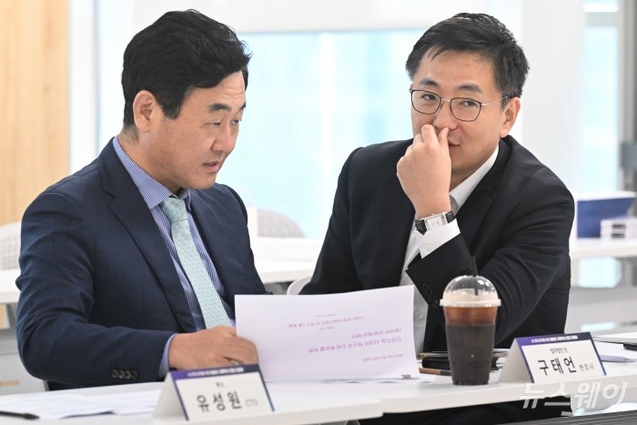 (오른쪽)송호철 더존비즈온 대표와 구태언 법무법인 린 변호사가 25일 오전 서울 마포구 SW마에스트로에서 열린 AI 3대 강국을 위한 데이터 규제혁신 현장 간담회에 참석해 대화를 하고 있다. 사진=강민석 기자 kms@newsway.co.kr