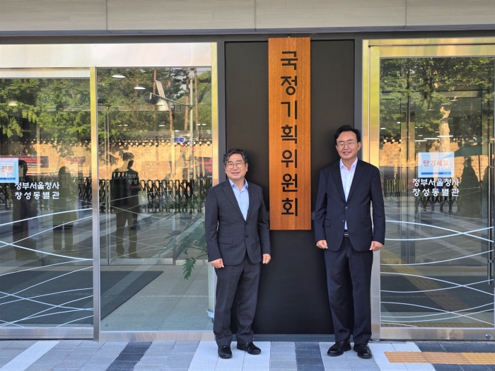 윤병태 시장(오른쪽)과 강상구 부시장(왼쪽)이 국정기획위원회를 방문해 지역 핵심 현안 국정과제 반영을 건의했다. (사진제공-나주시)