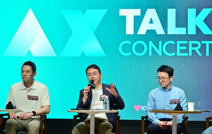 LG전자 조주완 CEO가 전 구성원 소통행사인 'AX 토크콘서트'에서 AI 기술의 중요성을 강조하며, AX 확산에 앞장서겠다고 밝혔다. 사진=LG전자 제공