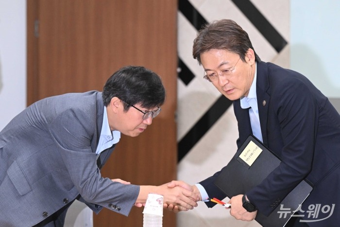 (오른쪽)권대영 금융위원회 부위원장과 박상원 금융보안원장이 28일 오전 서울 여의도 금융보안교육센터에서 열린 보이스피싱 근절을 위한 현장 간담회에서 악수하고 있다. 사진=강민석 기자 kms@newsway.co.kr