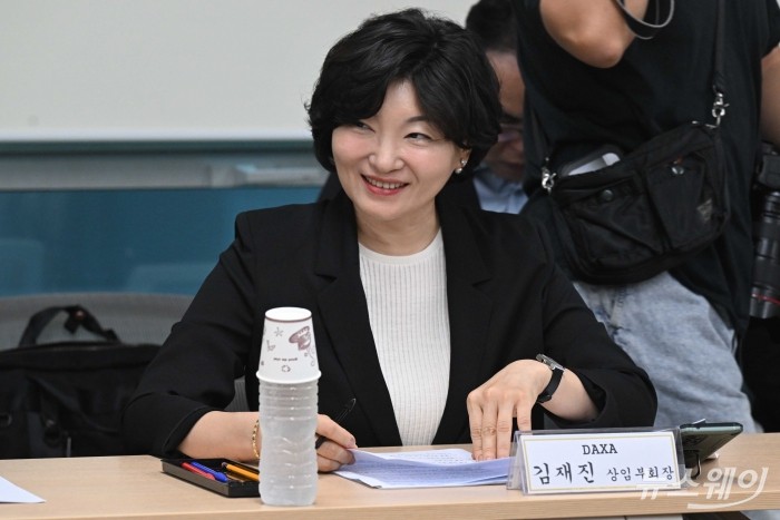 김재진 상임부회장 DAXA(닥사) 상임부회장이 28일 오전 서울 여의도 금융보안교육센터에서 열린 보이스피싱 근절을 위한 현장 간담회에서 권대영 금융위원회 부위원장의 모두발언을 경청하고 있다. 사진=강민석 기자 kms@newsway.co.kr
