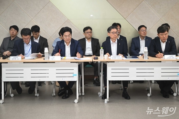 (오른쪽 첫 번째부터)김은조 여신금융협회 전무, 김동윤 새마을금고중앙회 부문장, 김동환·김태훈 금융위원회 국장이 28일 오전 서울 여의도 금융보안교육센터에서 열린 보이스피싱 근절을 위한 현장 간담회에서 권대영 금융위 부위원장의 모두발언을 경청하고 있다. 사진=강민석 기자 kms@newsway.co.kr
