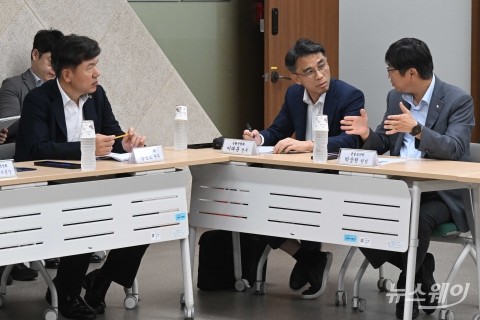 '보이스피싱 근절' 대화 나누는 박상원 금융보안원장과 이태훈·김은조 전무