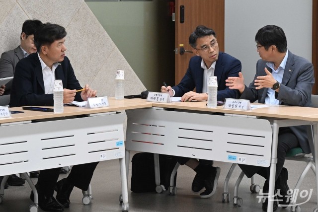 '보이스피싱 근절' 대화 나누는 박상원 금융보안원장과 이태훈·김은조 전무