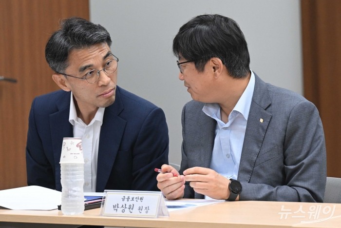 (오른쪽)박상원 금융보안원장과 이태훈 은행연합회 전무가 28일 오전 서울 여의도 금융보안교육센터에서 열린 보이스피싱 근절을 위한 현장 간담회에서 대화를 하고 있다. 사진=강민석 기자 kms@newsway.co.kr