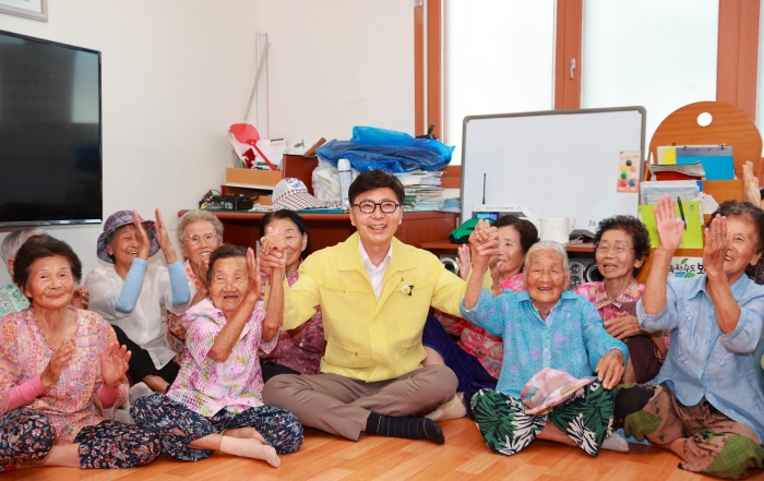 김철우 보성군수가 민생회복 소비쿠폰 현장 접수창구를 방문해 격려하고 있다.
