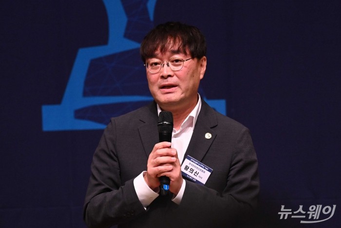 매체 부문 전체 대상을 수상한 황의신 뉴스웨이 대표이사가 28일 오후 서울 중구 한국프레스센터에서 열린 인터넷신문의 날 20주년 기념식 및 인터넷신문 언론대상에서 수상소감을 밝히고 있다. 사진=강민석 기자 kms@newsway.co.kr
