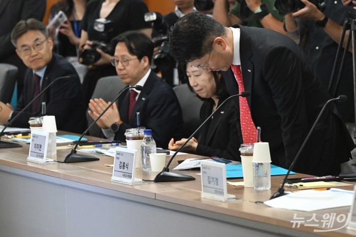 김홍식 한국거래소 시장감시위원회 위원장이 29일 오전 서울 여의도 한국거래소에서 열린 '코스피 5천 특위 한국거래소' 현장간담회에 참석해 허리를 숙여 인사하고 있다. 사진=강민석 기자 kms@newsway.co.kr