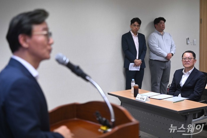 (오른쪽 첫 번째)김희철 한화오션 대표가 29일 오후 서울 여의도 해운협회에서 열린 차세대 쇄빙연구선 건조계약 체결식에서 전재수 해양수산부 장관의 축사를 경청하고 있다. 사진=강민석 기자 kms@newsway.co.kr