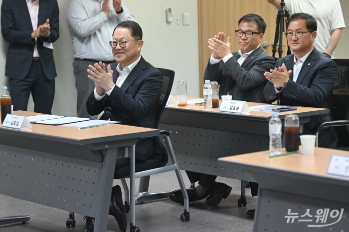 김희철 한화오션 대표와 김호중 한화오션 특수선사업부 상무가 29일 오후 서울 여의도 해운협회에서 열린 차세대 쇄빙연구선 건조계약 체결식에서 전재수 해양수산부 장관의 축사를 경청한 뒤 박수를 치고 있다. 사진=강민석 기자 kms@newsway.co.kr