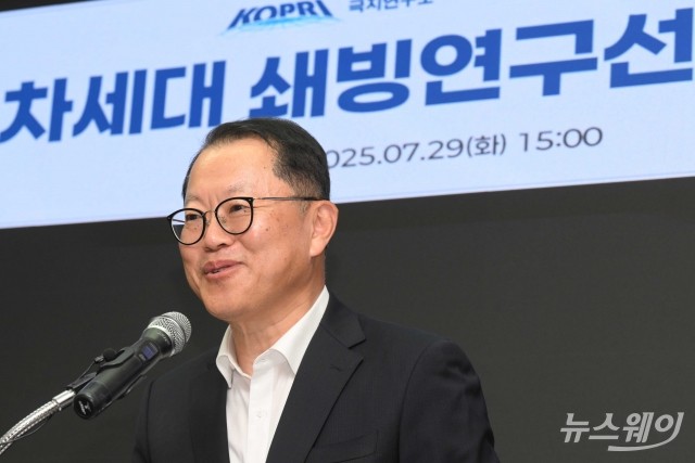 건조사 밝히는 김희철 한화오션 대표