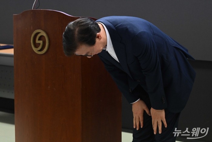 전재수 해양수산부 장관이 29일 오후 서울 여의도 해운협회에서 열린 차세대 쇄빙연구선 건조계약 체결식에서 축사를 마친 뒤 허리 숙여 인사하고 있다. 사진=강민석 기자 kms@newsway.co.kr