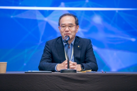 이찬우 농협금융 회장 &quot;불확실성 속 혁신 기회···본업 경쟁력·지속가능 성장 집중&quot;