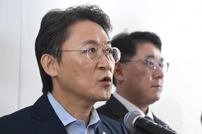 권대영 금융위원회 증권선물위원회 위원장이 30일 오전 서울 여의도 한국거래소에서 열린 주가조작 근절 합동대응단 현판식에서 발언을 하고 있다. 사진=강민석 기자 kms@newsway.co.kr