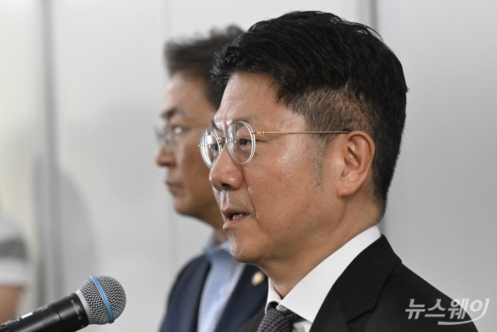 김홍식 한국거래소 시장감시위원장이 30일 오전 서울 여의도 한국거래소에서 열린 주가조작 근절 합동대응단 현판식에서 발언을 하고 있다. 사진=강민석 기자 kms@newsway.co.kr