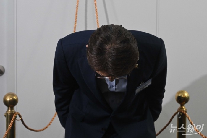 권대영 금융위원회 증권선물위원회 위원장이 30일 오전 서울 여의도 한국거래소에서 열린 주가조작 근절 합동대응단 현판식에 참석해 허리를 숙여 인사하고 있다. 사진=강민석 기자 kms@newsway.co.kr