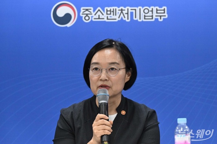 한성숙 중소벤처기업부 장관이 30일 오후 서울 종로구 소상공인시장진흥공단 서울중부센터에서 열린 제1차 소상공인 릴레이 간담회에서 모두발언을 하고 있다. 사진=강민석 기자 kms@newsway.co.kr