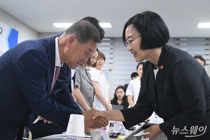 (오른쪽)한성숙 중소벤처기업부 장관과 김우석 한국외식업중앙회장이 30일 오후 서울 종로구 소상공인시장진흥공단 서울중부센터에서 열린 제1차 소상공인 릴레이 간담회에서 악수를 하고 있다. 사진=강민석 기자 kms@newsway.co.kr