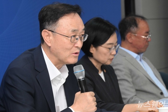 송치영 소상공인연합회장이 30일 오후 서울 종로구 소상공인시장진흥공단 서울중부센터에서 열린 제1차 소상공인 릴레이 간담회에서 환영사를 하고 있다. 사진=강민석 기자 kms@newsway.co.kr