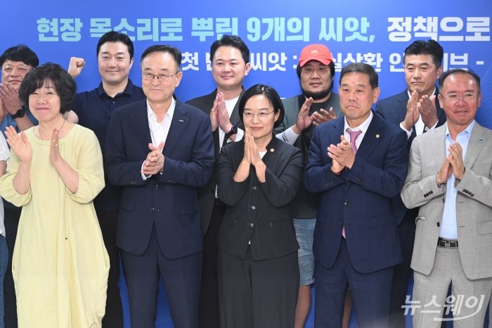 (앞 줄 오른쪽 세 번째)한성숙 중소벤처기업부 장관과 (앞 줄 왼쪽 두 번째)송치영 소상공인연합회장을 비롯한 내빈들이 30일 오후 서울 종로구 소상공인시장진흥공단 서울중부센터에서 열린 제1차 소상공인 릴레이 간담회에서 기념촬영을 하고 있다. 사진=강민석 기자 kms@newsway.co.kr