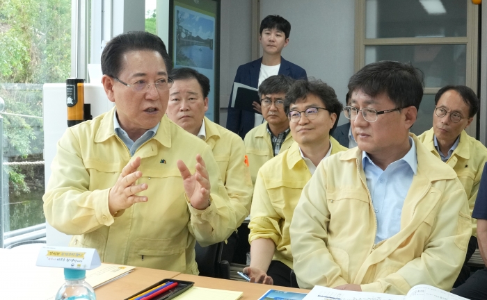 김영록 전라남도지사가 30일 영산강 수계 현장 점검을 위해 방문한 김성환 환경부 장관에게 지역 현안을 건의하고 있다.