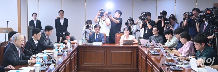 (왼쪽 첫 번째)손경식 한국경영자총협회장이 31일 오전 서울 마포구 한국경영자총협회에서 열린 노동조합법 개정 긴급 기자회견에서 발표를 하고 있다. 사진=강민석 기자 kms@newsway.co.kr