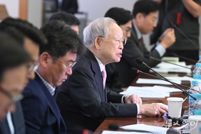 손경식 한국경영자총협회장이 31일 오전 서울 마포구 한국경영자총협회에서 열린 노동조합법 개정 긴급 기자회견에서 발표를 하고 있다. 사진=강민석 기자 kms@newsway.co.kr
