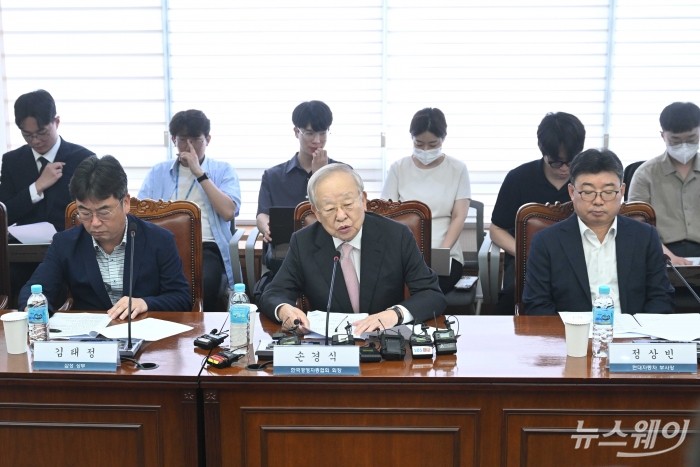 손경식 한국경영자총협회장이 31일 오전 서울 마포구 한국경영자총협회에서 열린 노동조합법 개정 긴급 기자회견에서 발표를 하고 있다. 사진=강민석 기자 kms@newsway.co.kr