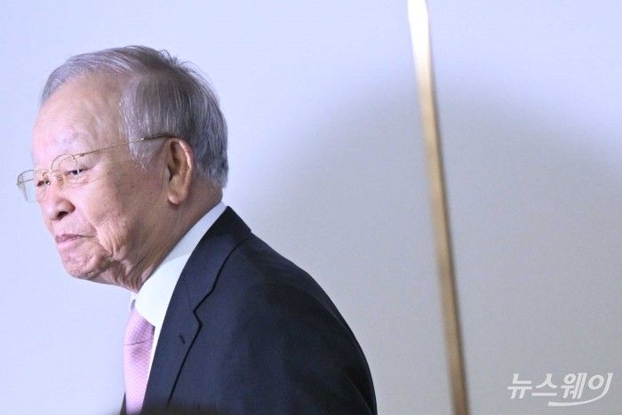 손경식 한국경영자총협회장이 31일 오전 서울 마포구 한국경영자총협회에서 열린 노동조합법 개정 긴급 기자회견에서 발표를 하기 위해 회견장으로 들어서고 있다. 사진=강민석 기자 kms@newsway.co.kr
