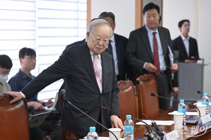 손경식 한국경영자총협회장이 31일 오전 서울 마포구 한국경영자총협회에서 열린 노동조합법 개정 긴급 기자회견에서 발표를 하기 위해 회견장으로 들어서고 있다. 사진=강민석 기자 kms@newsway.co.kr