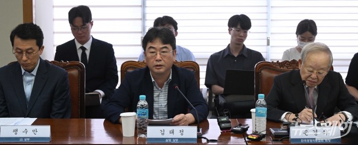 (오른쪽 두 번째)김태정 삼성 상무가 31일 오전 서울 마포구 한국경영자총협회에서 열린 노동조합법 개정 긴급 기자회견에서 발언을 하고 있다. 사진=강민석 기자 kms@newsway.co.kr