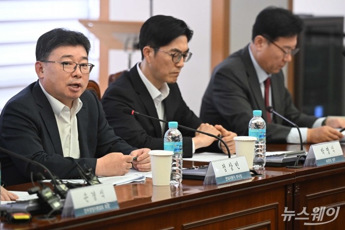 (왼쪽 첫 번째)정상빈 현대자동차 부사장이 31일 오전 서울 마포구 한국경영자총협회에서 열린 노동조합법 개정 긴급 기자회견에서 발언을 하고 있다. 사진=강민석 기자 kms@newsway.co.kr