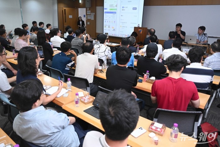 코나아이 직원들이 31일 오후 서울 여의도 금융투자협회 금융투자교육원에서 열린 기업설명회에서 스테이블코인 발행 시연을 하고 있다. 사진=강민석 기자 kms@newsway.co.kr