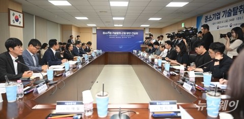 한성숙 중기부 장관 &quot;中企 기술 국가 경쟁력···기술탈취 근절 방안 힘쓸 것&quot;