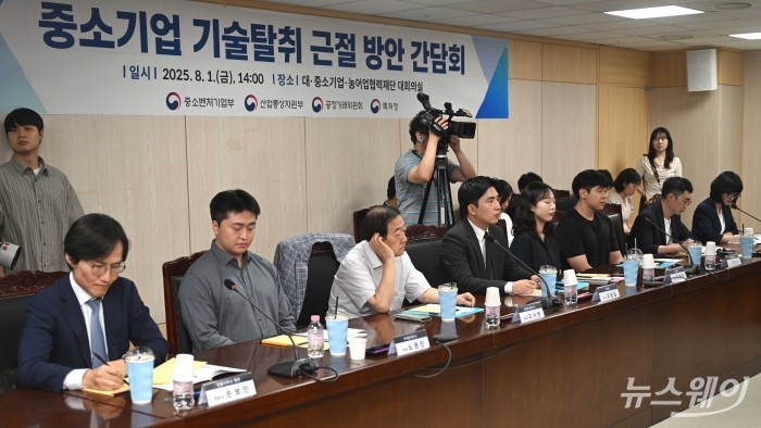 (왼쪽부터)손보인 법률사무소 영무 변호사, 노권진 세븐제이스 대표, 고시현 솔컴이니포컴스 대표, 유원일 텐덤 대표, 조하린 율세븐 대표, 김인호 더데이원랩 이사, 최지영 코리아스타트업포럼 상임이사, 박희경 재단법인 경청 변호사가 1일 오후 서울 중구 대중소기업농어업협력재단 대회의실에서 열린 중소기업 기술탈취 방지 간담회에 참석해 한성숙 중소벤처기업부 장관의 모두발언을 경청하고 있다. 사진=강민석 기자 kms@newsway.co.kr