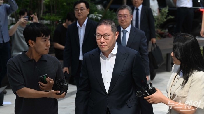 '집사게이트' 관련 의혹을 받고 있는 조현상 HS효성 부회장이 4일 오전 서울 종로구 KT 광화문빌딩 WEST에 마련된 김건희 특검팀(민중기 특별검사) 사무실에 피의자 신분으로 조사 받기 위해 출석하며 취재진의 질문을 경청하고 있다. 사진=강민석 기자 kms@newsway.co.kr