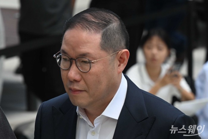 '집사게이트' 관련 의혹을 받고 있는 조현상 HS효성 부회장이 4일 오전 서울 종로구 KT 광화문빌딩 WEST에 마련된 김건희 특검팀(민중기 특별검사) 사무실에 피의자 신분으로 조사 받기 위해 출석하고 있다. 사진=강민석 기자 kms@newsway.co.kr