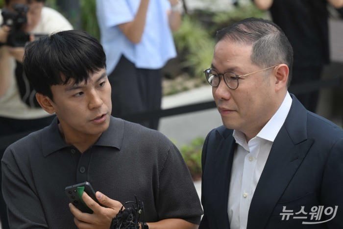 '집사게이트' 관련 의혹을 받고 있는 조현상 HS효성 부회장이 4일 오전 서울 종로구 KT 광화문빌딩 WEST에 마련된 김건희 특검팀(민중기 특별검사) 사무실에 피의자 신분으로 조사 받기 위해 출석하며 취재진의 질문을 경청하고 있다. 사진=강민석 기자 kms@newsway.co.kr