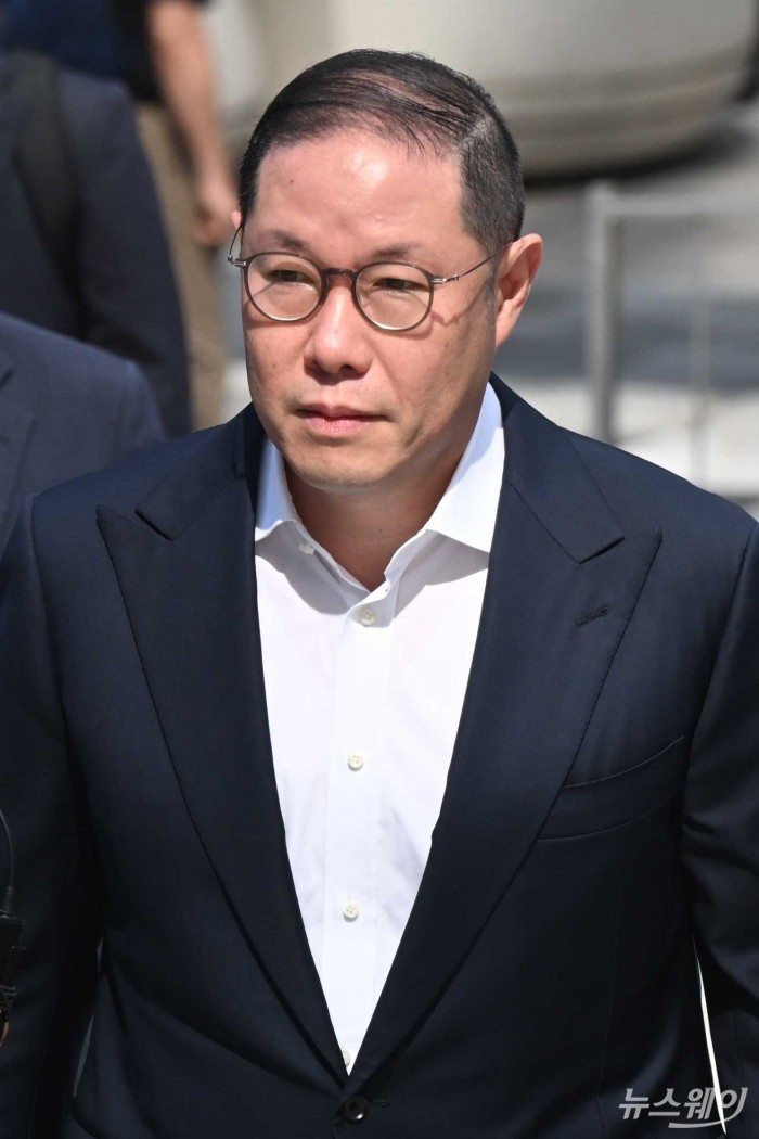 '집사게이트' 관련 의혹을 받고 있는 조현상 HS효성 부회장이 4일 오전 서울 종로구 KT 광화문빌딩 WEST에 마련된 김건희 특검팀(민중기 특별검사) 사무실에 피의자 신분으로 조사 받기 위해 출석하고 있다. 사진=강민석 기자 kms@newsway.co.kr