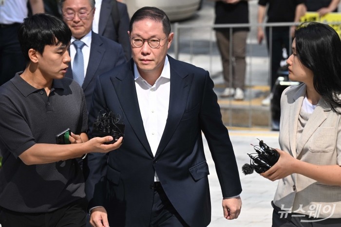 '집사게이트' 관련 의혹을 받고 있는 조현상 HS효성 부회장이 4일 오전 서울 종로구 KT 광화문빌딩 WEST에 마련된 김건희 특검팀(민중기 특별검사) 사무실에 피의자 신분으로 조사 받기 위해 출석하고 있다. 사진=강민석 기자 kms@newsway.co.kr