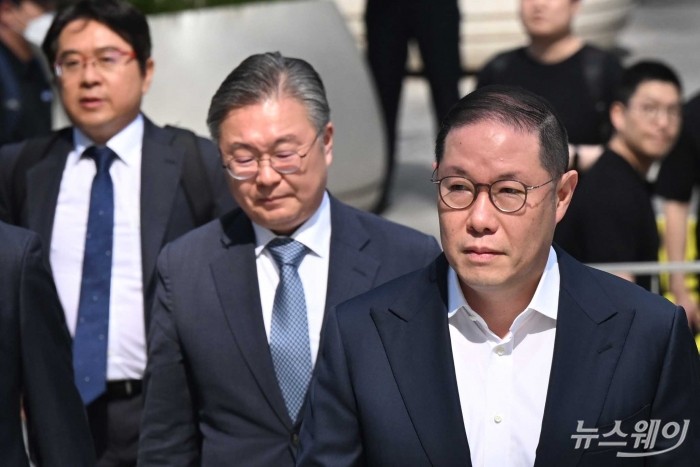 (오른쪽 첫 번째)'집사게이트' 관련 의혹을 받고 있는 조현상 HS효성 부회장이 4일 오전 서울 종로구 KT 광화문빌딩 WEST에 마련된 김건희 특검팀(민중기 특별검사) 사무실에 피의자 신분으로 조사 받기 위해 출석하고 있다. 사진=강민석 기자 kms@newsway.co.kr